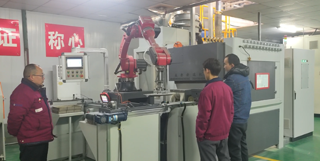 信阳喷砂机在模具清理中的专业应用